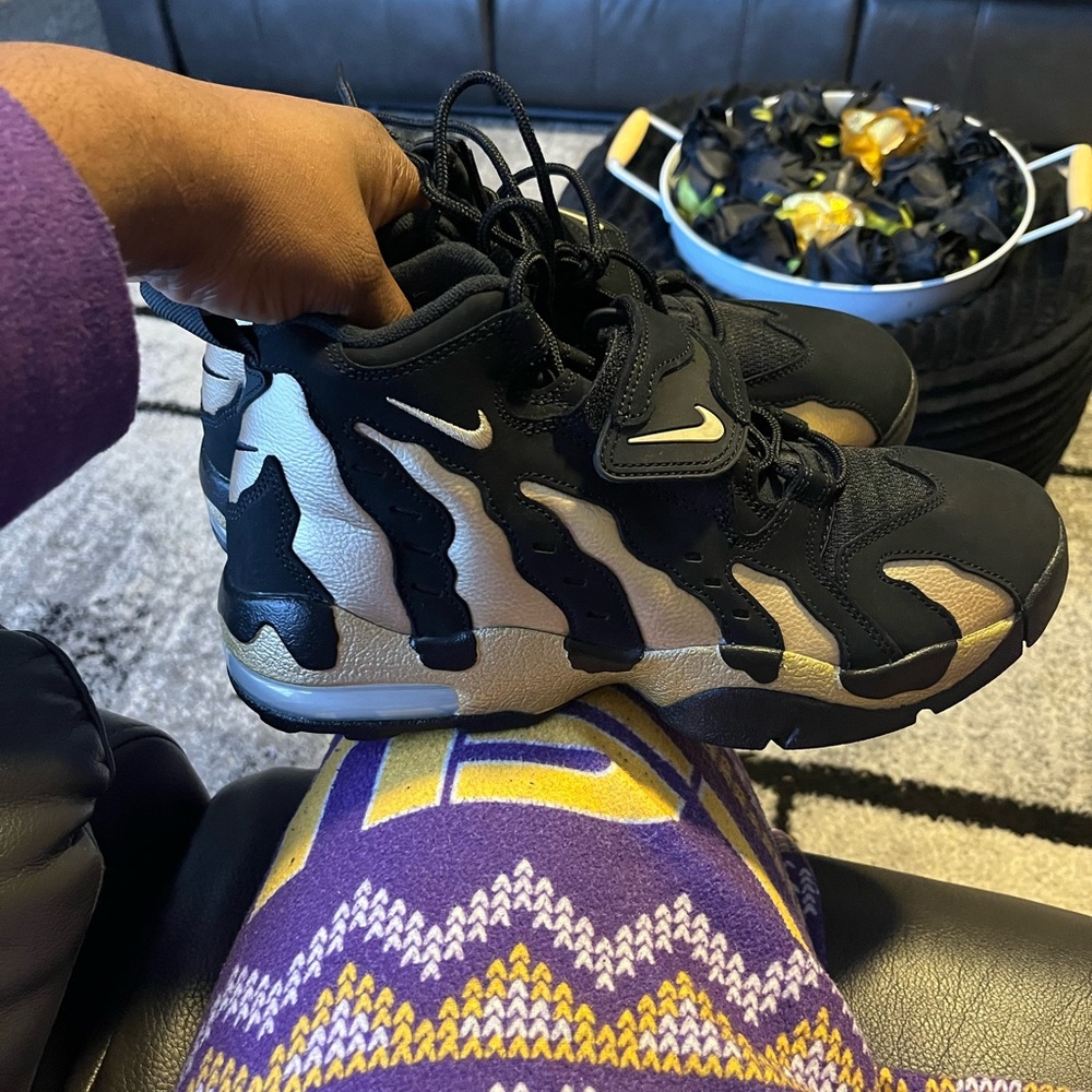 Nike Black and Gold Sneakers with Dynamic Design - Picture 7 of 7